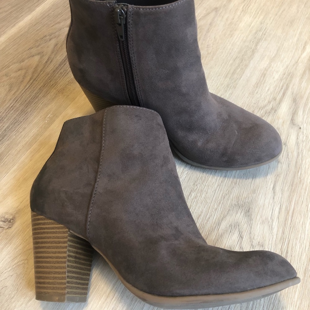 Th Gap brown ankle booties